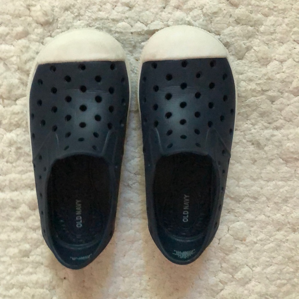 Old Navy toddler water shoes size 6- navy blue